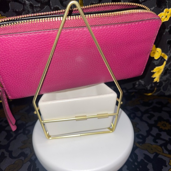 MARC JACOBS Leather Pink Wallet with Gold Zipper. EUC - Picture 7 of 8